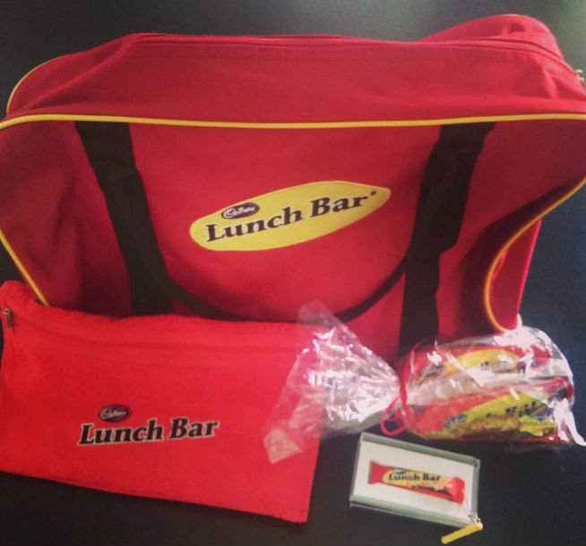 MenStuffZA's tweet photo. The fellas can't say no to some chocs on a Thursday #OrAnyDay. Note the Lunch Bar flash drive. #Oviaas #LunchBarSA https://t.co/yw5Zz06HXx