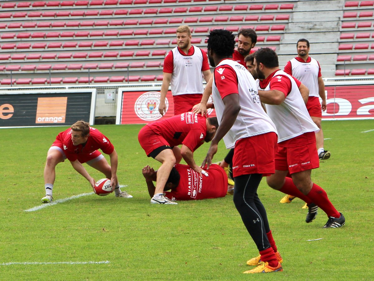 Mise en place en cours 🔴⚪️ Pour rejoindre les Biarrots demain, c'est par ici : bit.ly/BOtickets #BOASBH