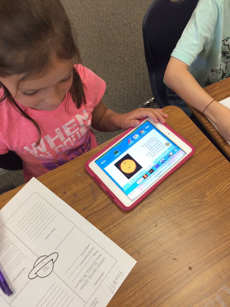 lauren_houser's tweet photo. Ss using multiple resources and text features to research planets. #reaganrays #slb5 #slb1 https://t.co/Mho2Jp64Xk