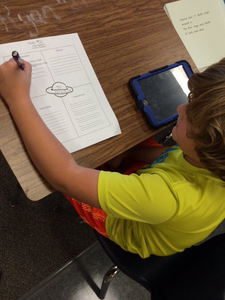 lauren_houser's tweet photo. Ss using multiple resources and text features to research planets. #reaganrays #slb5 #slb1 https://t.co/Mho2Jp64Xk