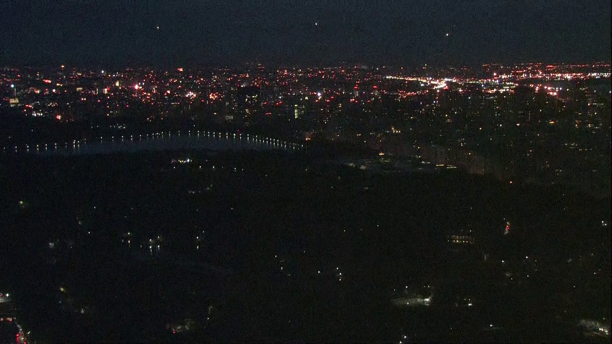 ChrisCuomo's tweet photo. Traffic lining up for LaGuardia Airport in #NYC this @NewDay (the three white dots)... it's 6:55 in the east https://t.co/VoCauiOZIp