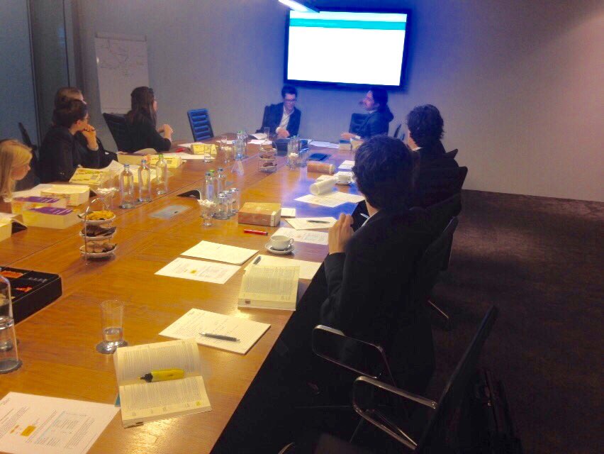 Vevanos's tweet photo. Keihard gestudeerd tijdens de tentamentraining ondernemingsrecht bij @DeBrauw! #bedankt! https://t.co/fhrtuDcVn4