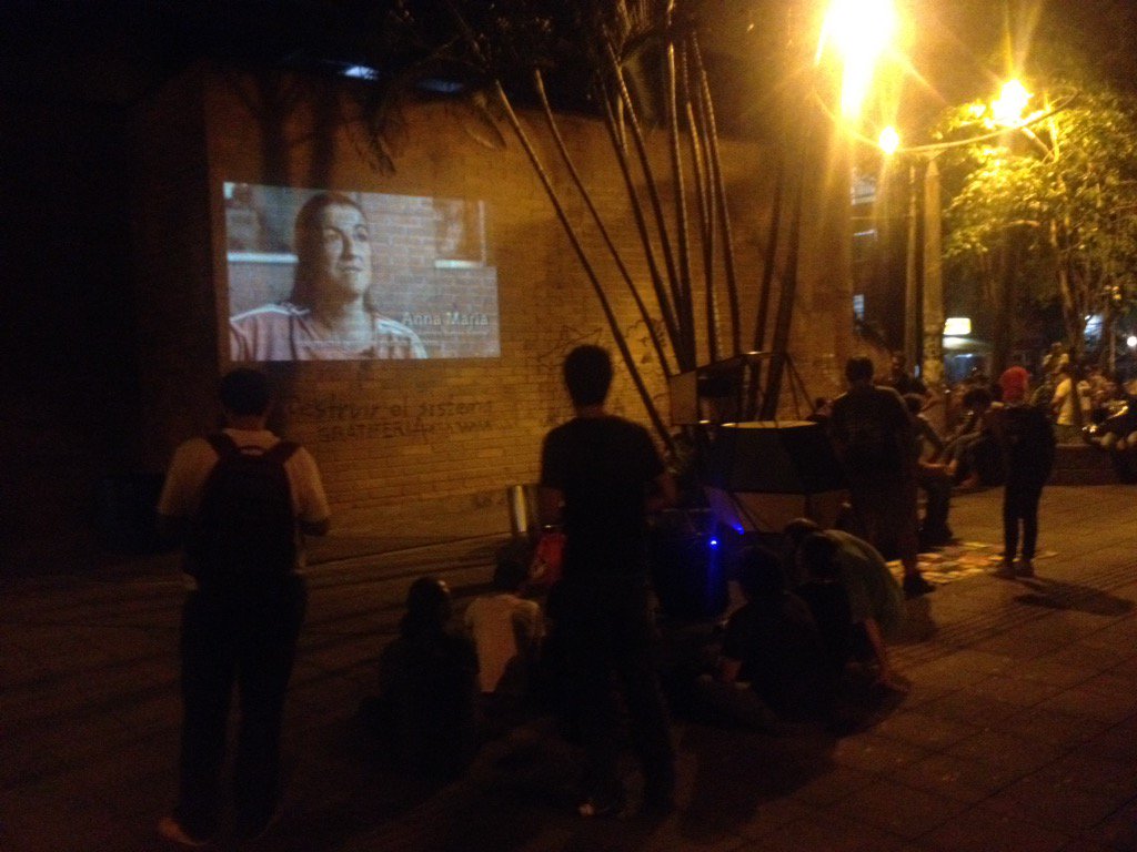 andreumeixide's tweet photo. Gran proyección de #mirades de @cameresiaccio a un plaça pública de #medellin dins el @FestiCCMed @creativecommons https://t.co/meVDOPgnAo