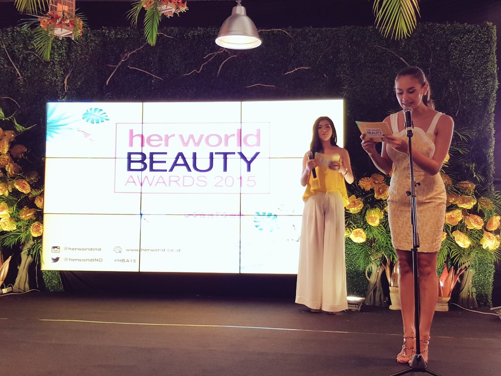 PanteneID's tweet photo. Aktris dan presenter cantik @MarissaLN mengumumkan para pemenang #HBA15 dari berbagai kategori di sore hari ini. https://t.co/tVPAmrA9P4
