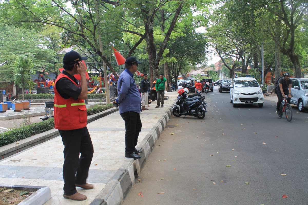 Bdgwetan's tweet photo. Giat Penghalauan PKL di Taman Super Hero Kamis 29-10-2015 @ridwankamil @PemumBdg @herlanisanusi @Satpolppbdg https://t.co/FOu8HQoRyC