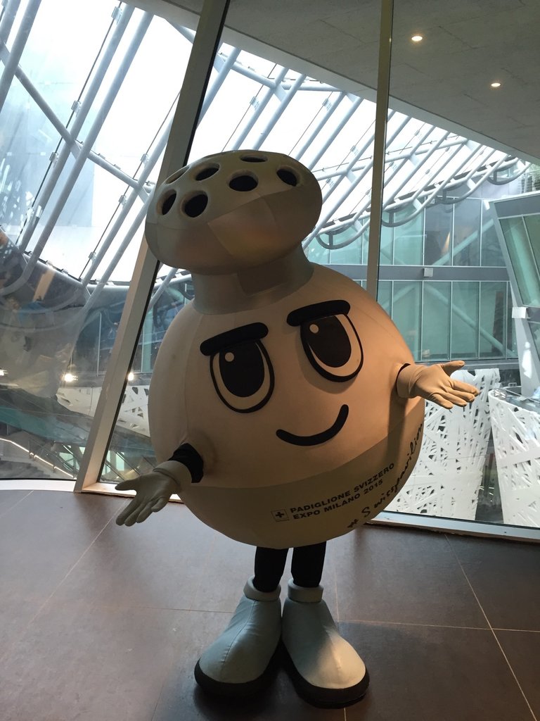 Pad_Ita2015's tweet photo. La mascotte del @PadiglioneCH @PhilippSale in posa per noi a #PalazzoItalia! #SwissPavilion! Cheeeseeee 😊😊 https://t.co/QOaWOfRjog