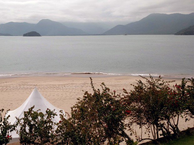 g1's tweet photo. Ilha com mansão e praia exclusiva é leiloada com lance mínimo de R$ 25 milhões em SP https://t.co/t5HmifUc2I #G1 https://t.co/uOFegRYBAS
