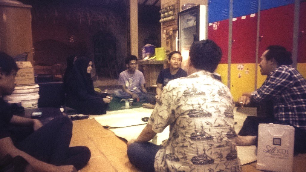 renMuhammad's tweet photo. ini malam, pasukan @khatulistiwamda dapat rizki besar bisa sinau lagi sama Gus @CandraMalik di #OmahbMangkat https://t.co/VMXqYGLyYJ