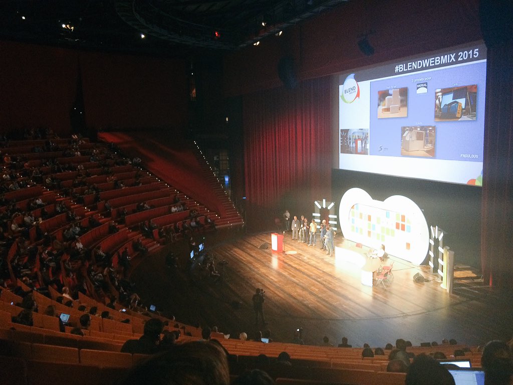 L'équipe gagnante du <a href="/MicAnimalhealth/">Maker Inno Challenge</a> présente son prototype de harnais connecté pour chat "Lynk" au #BlendWebMix