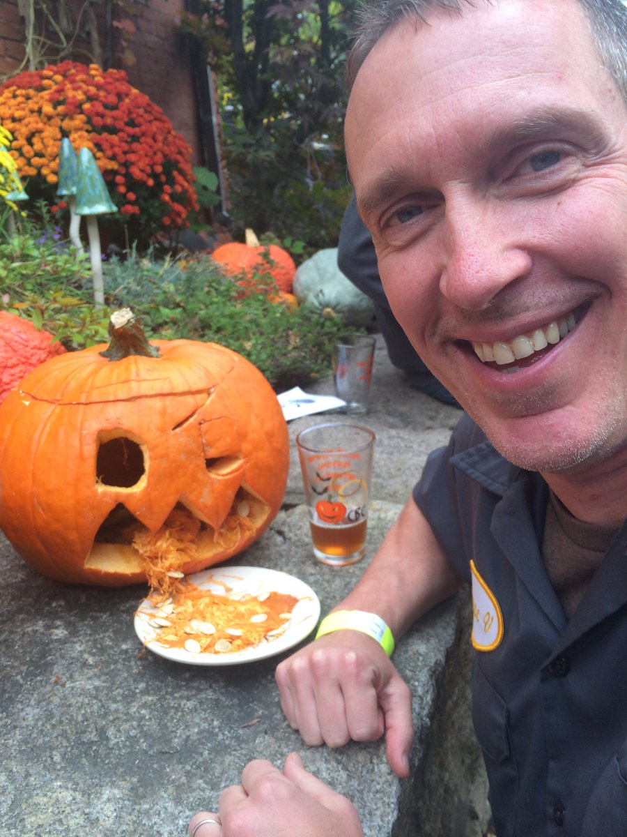 MassBrewBros's tweet photo. #TBT @MassBrewBros Vintage V out of his #gourd @CambridgeBrewer 2014 #GreatPumpkin Fest #pumpkinbeer #whereslinus https://t.co/yOEH3dXeDB