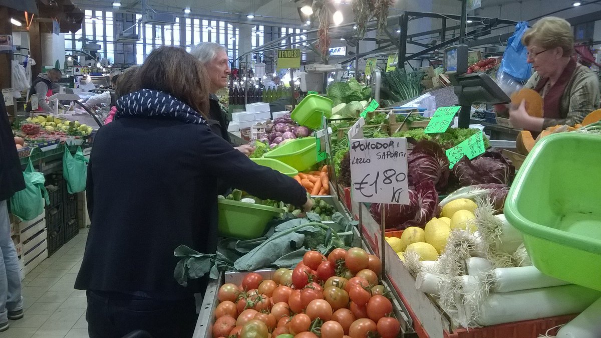 IlDivanoConcert's tweet photo. Il buffet de #IlDivano comincia al mercato, dove la cuoca sceglie con attenzione gli ingredienti migliori! #Roma https://t.co/QdR9jFZz3K