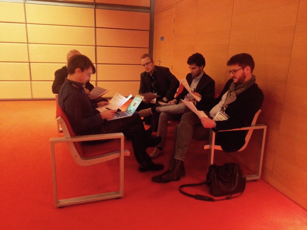 Les jurés délibèrent sur le choix du grand gagnant du Maker Innovation Challenge ! #HackChaton #BlendWebMix