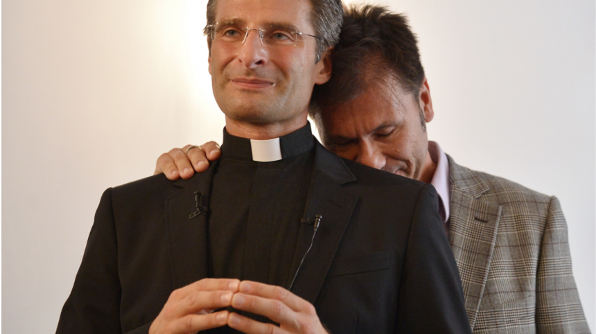 CNNEE's tweet image. "No soporto más el odio homofóbico de la iglesia", le dice al papa un sacerdote homosexual
cnn.it/1P0e3RA