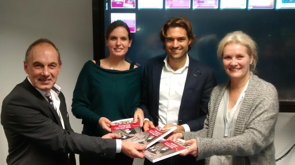 mulierinstituut's tweet photo. Jo Lucassen van @mulierinstituut reikt eerste exemplaar 'Vitale clubs voor sport en samenleving' uit op #DSO2015 https://t.co/6Ea8ArR7Bx