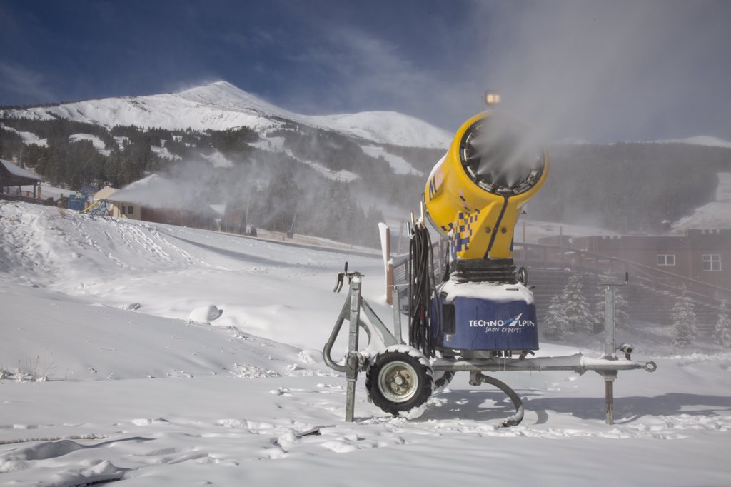 breckenridgemtn's tweet photo. Suns out, (snow) guns out. #BlowingSnow #Breck https://t.co/Ly6UedkAQt