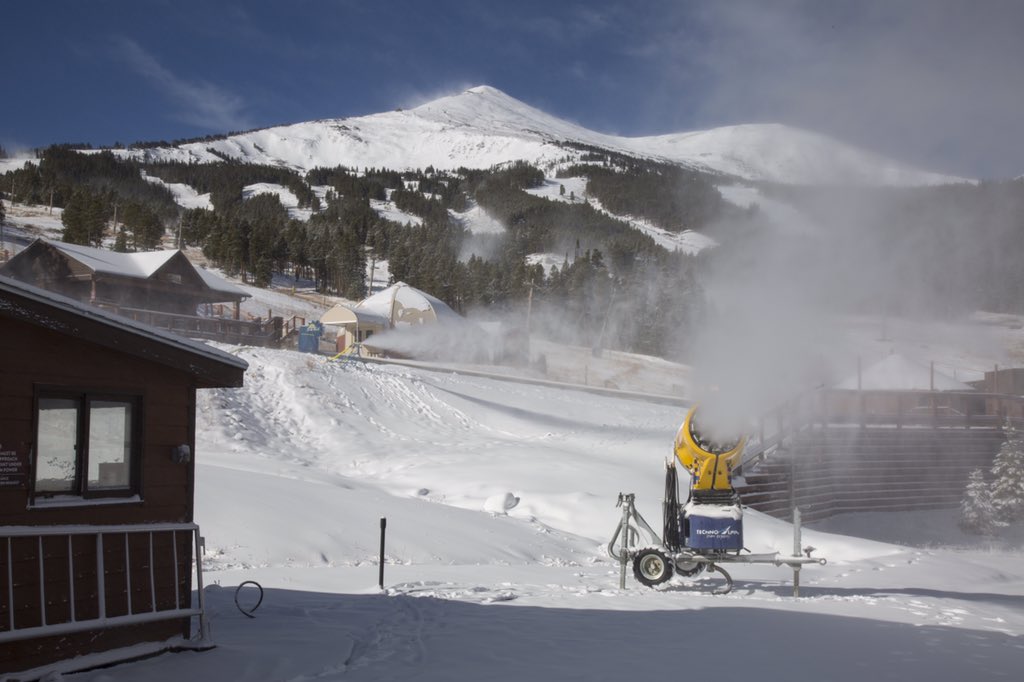 breckenridgemtn's tweet photo. Suns out, (snow) guns out. #BlowingSnow #Breck https://t.co/Ly6UedkAQt
