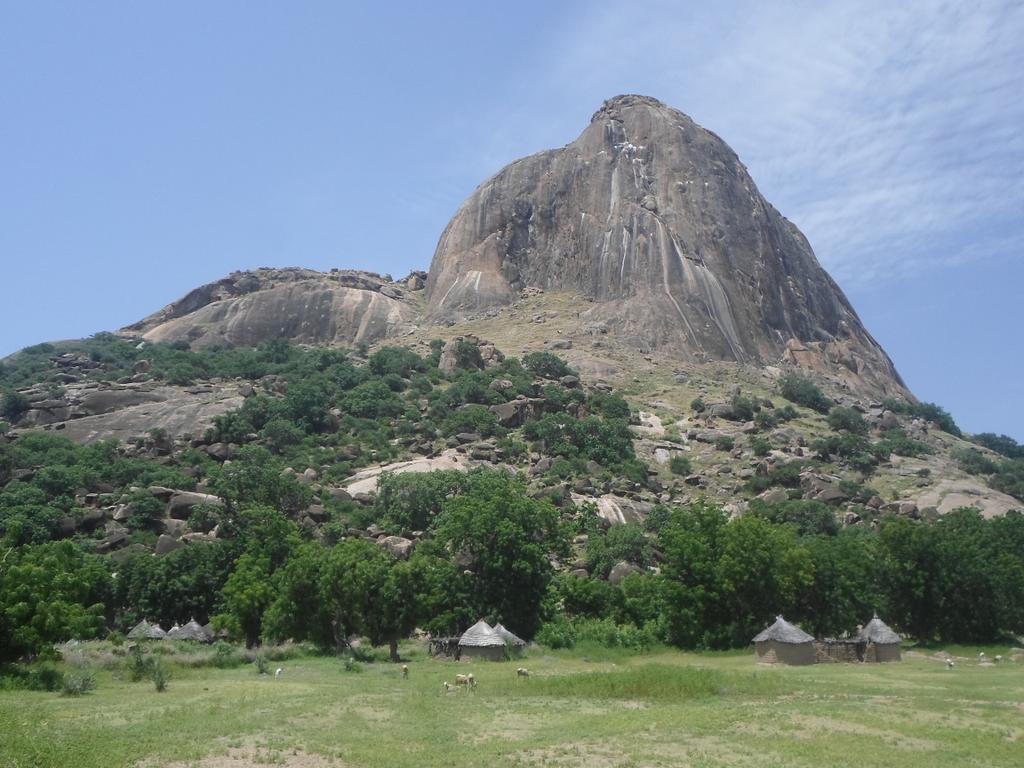 aminouhamadou3's tweet photo. Une pierre qui embellie la ville : le pic de mindif #mindif #maroua #extremenord #cameroun #kmertour #nature. https://t.co/OOka6aH0Yx