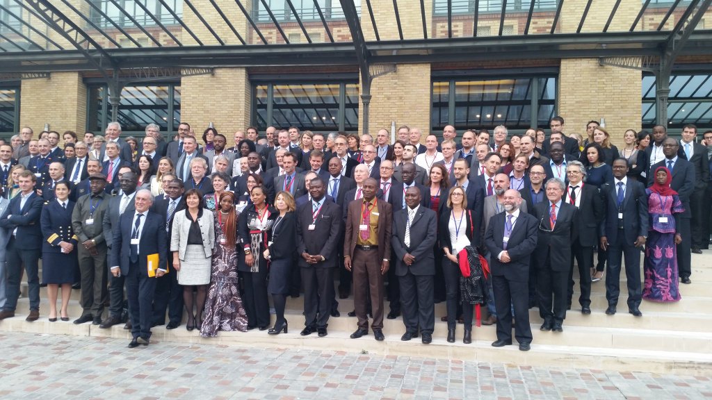 santearmees's tweet photo. #RetexEbola Acteurs de la lutte contre #ebola réunis à Paris pr partager leurs expériences ! https://t.co/sb8fwM0BF5 https://t.co/PnHhB5IM8i