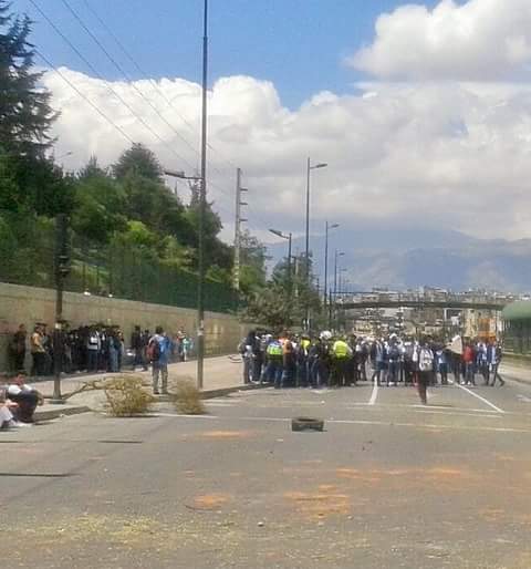 maurichiluisa's tweet photo. Urgente en estos momentos, estudiantes del Colegio Montufar protestan en contra la remoción de autoridades. https://t.co/UPBTCZLY4v