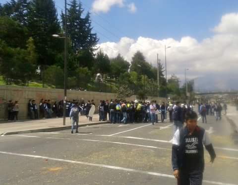 maurichiluisa's tweet photo. Urgente en estos momentos, estudiantes del Colegio Montufar protestan en contra la remoción de autoridades. https://t.co/UPBTCZLY4v