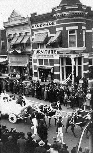 UArkansas's tweet photo. It's a Homecoming #ThrowbackThursday! Pictured: Queen Bev &amp; attendants, 1950, and the 1935 #UARK Homecoming parade. https://t.co/vBD5bqPeig