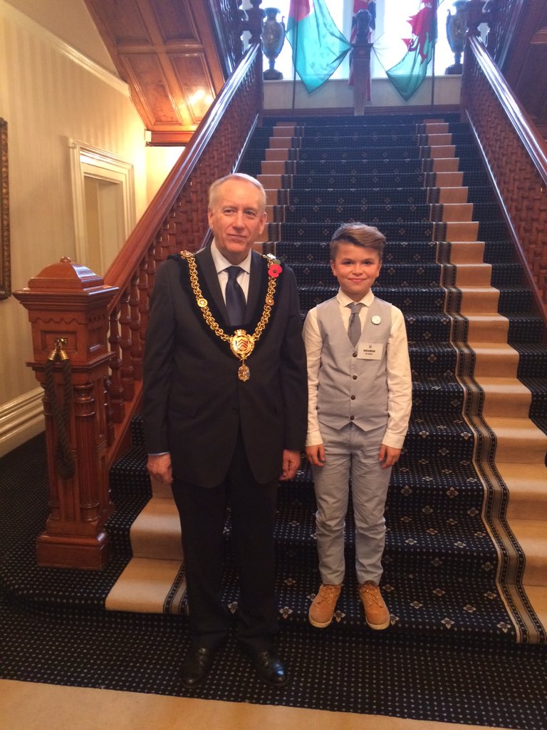 reuben_demaid's tweet photo. Me and the mayor hanging out at the mansion house. 😎👬 https://t.co/oncP7F6fWV