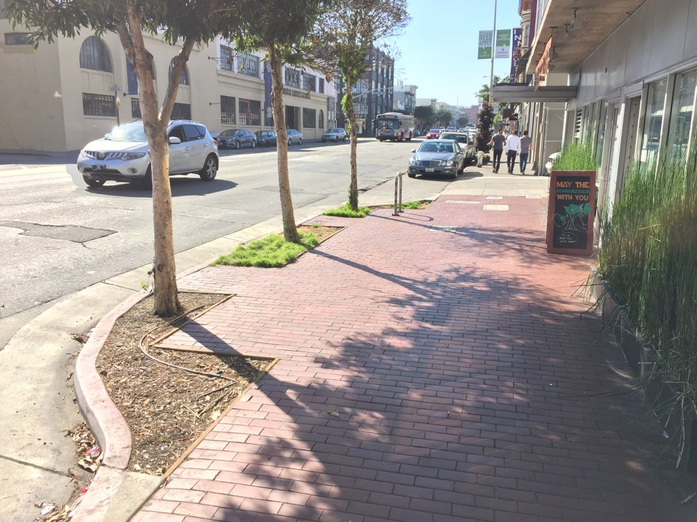 StanParkford's tweet photo. A bit of #pedestrian detail in otherwise bleak #SoMa. Love me some #bulbout's! 😍 @walksf #walk https://t.co/wioIF0QjwR