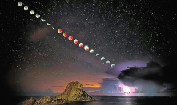 Formauto's tweet photo. Super luna y eclipse sobre Ibiza. https://t.co/iBHN95JTO6