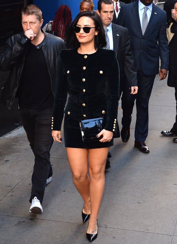 MrsBruckeimer's tweet photo. To no chão com esse corpo Demetria 😍 #DemiOnAMAs 🎤 https://t.co/K1s4Tx89oD
