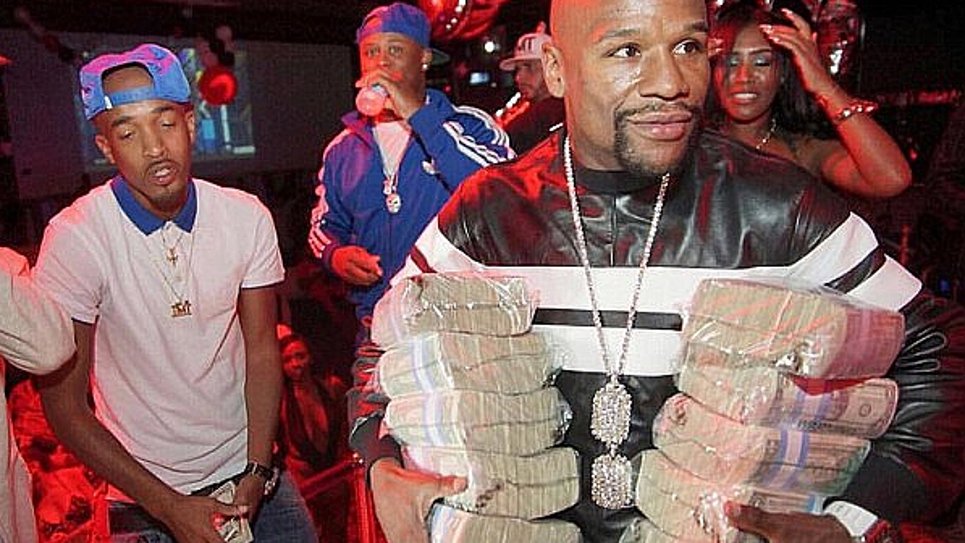 CronometroHN's tweet photo. VIDEO: Floyd Mayweather regaló billetes en una fiesta a lo Pablo Escobar https://t.co/mpqSjN1Dmc https://t.co/lq9s3ovuwY