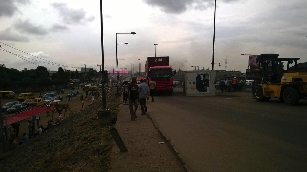 BolajiShip's tweet photo. #FallenContainer causes heavy traffic at Oshodi. #HappeningNow https://t.co/kABFYzqR0T