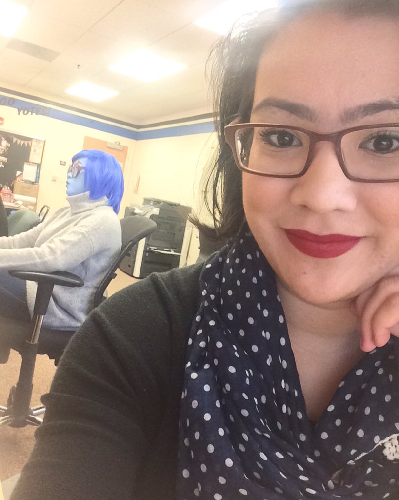 _Marlyn27's tweet image. Work selfie!!! Scarfffs make me happy!! And there is a goblin behind me 😳 #CSUSBSMSU #CSUSB