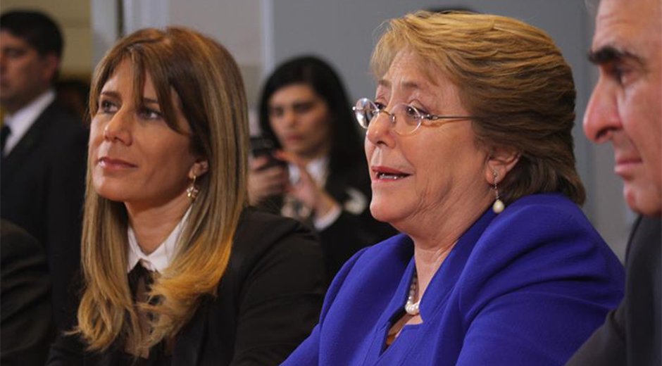 globovision's tweet photo. #EsNoticia Bachelet considera “de máxima gravedad” cartel del papel higiénico en Chile https://t.co/ALsyPH4YUP https://t.co/X8gveUncs1