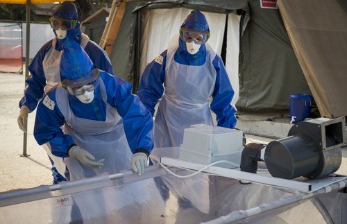 santearmees's tweet photo. #RetexEBOLA Parmi ls 600 Français mobilisés contre #Ebola svt au péril de leur vie, 120 #militaires dt 80 soignants https://t.co/schSubfgK8