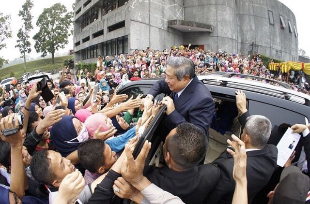 panca66's tweet photo. SBY disambut hangat di Universitas Andalas Padang. Kayak masih presideng :) https://t.co/JxO7Ju5FEk