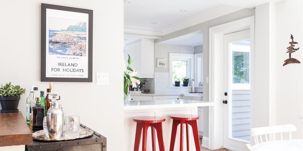 Benjamin_Moore's tweet photo. Collingwood OC-28 accentuates the brightness of this kitchen and dinning room’s open concept https://t.co/1C6eMrRpx2 https://t.co/tH2q9eODNK