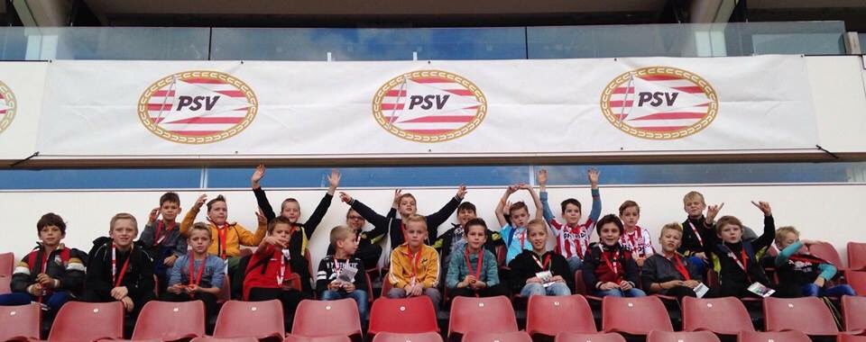 VIOS38's tweet photo. Onze jeugd ging vandaag op bezoek bij landskampioen @PSV. Zo te zien vonden ze het leuk! #vios38 #Beugen #Eindhoven https://t.co/MnixwwqNM5