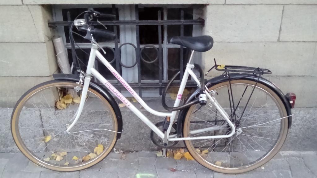 Cdetalance's tweet photo. This is NOT the way to lock your bike :-) https://t.co/M1sLLM7lX0