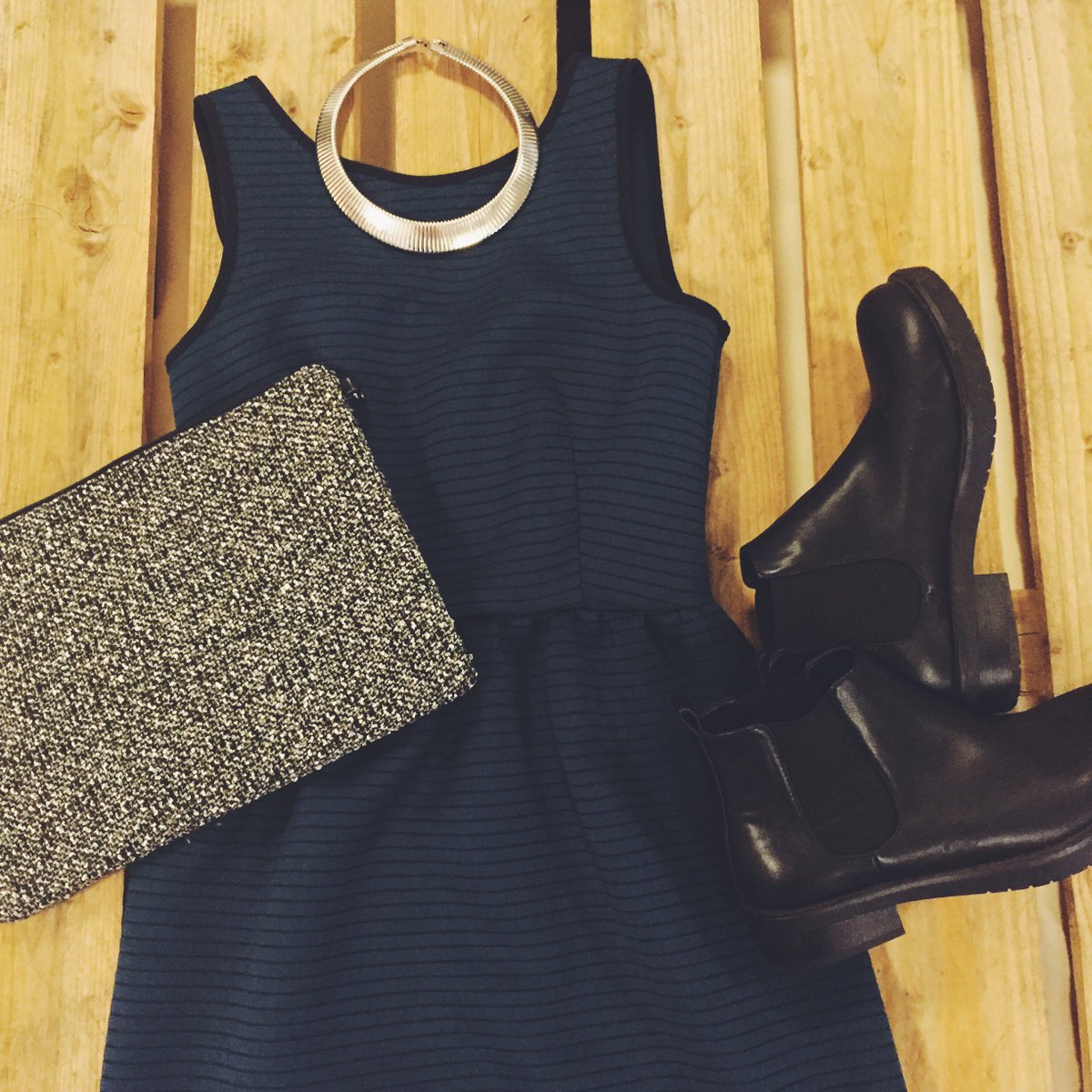 nunalieofficial's tweet photo. Oggi vi mostriamo un #look femminile ma rock! Che ne pensate, vi piace? https://t.co/gIMuHOajm8