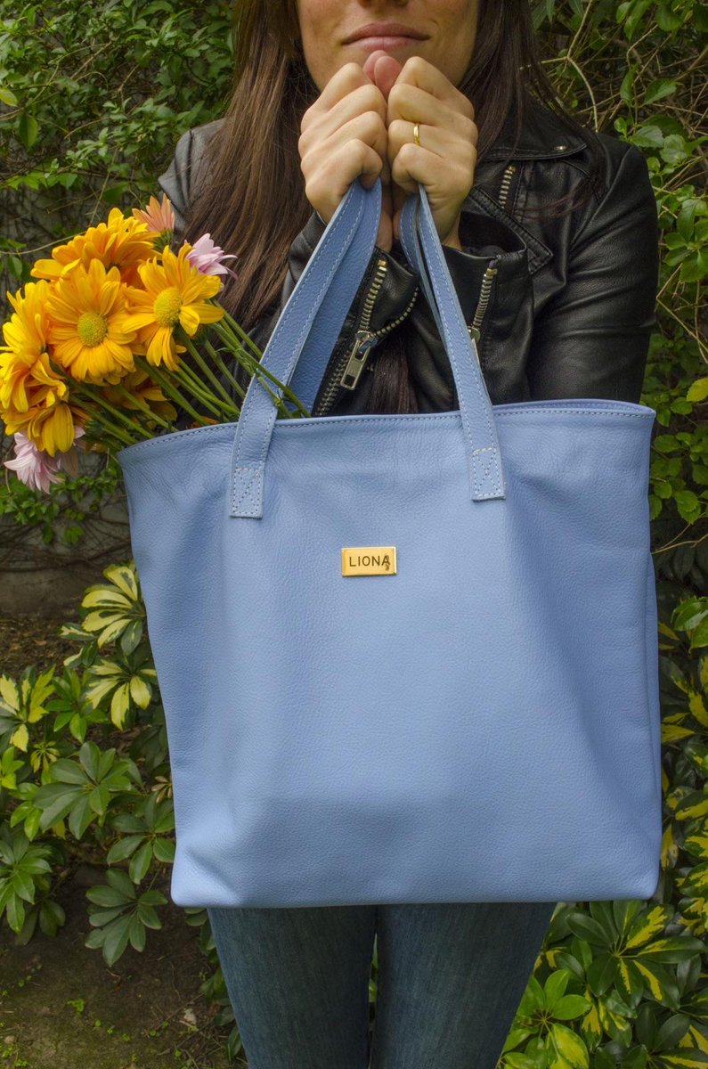 lionabsas's tweet photo. Hoy nos acompaña el bolso Amelie celeste que amamos #verano #colores #celeste #nopuedemas 
https://t.co/Q0xQZwEe44 https://t.co/lFyomTL8iN