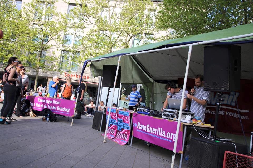 Unser klassischer Aufbau, mitten in der City. Hier feiern wir den 8. Mai. Mehr Rave-Fotos: news.raveguerilla.org/fotos/
