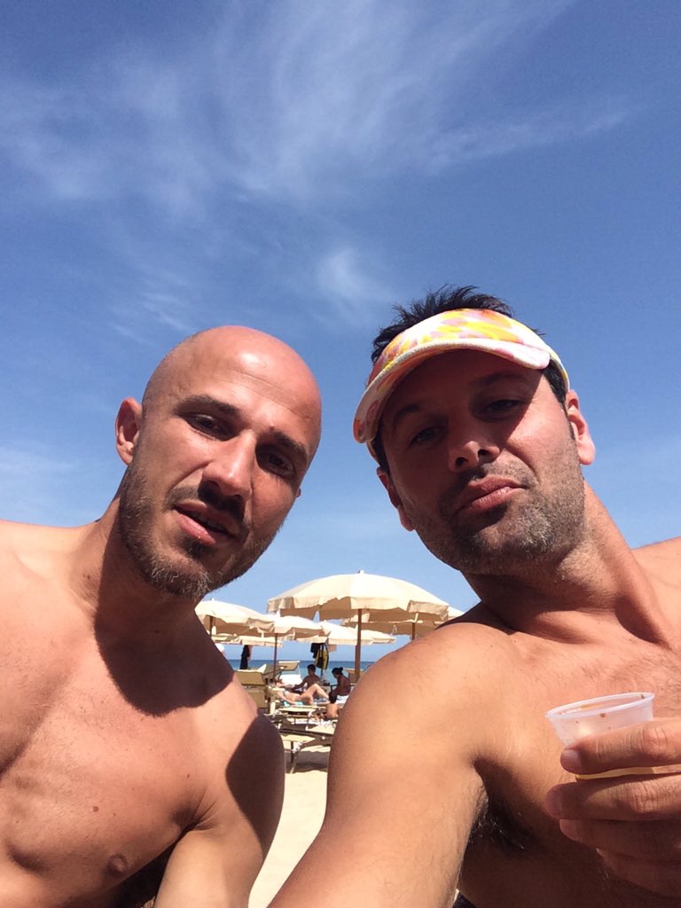 MassiGo18's tweet photo. Buon Compleanno Zione @FranceValia80 🎉🎊😘
#35comeKD
#Fotodistagione #Comprata https://t.co/atLiuTNBcN
