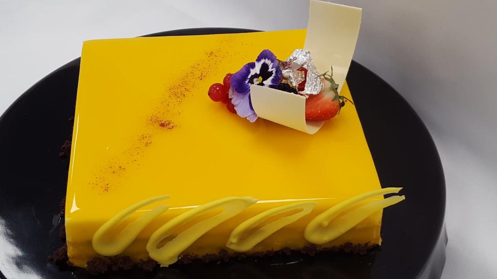 lesliesuresh's tweet photo. @AshridgeHouse lemon vanilla and white chocolate entrement! ! https://t.co/i2cSxtF2pk