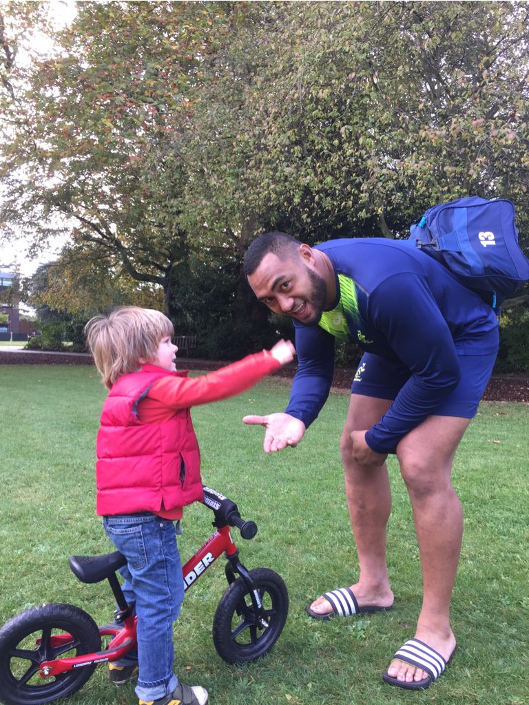 paulthiru75's tweet photo. Jack meeting more of the Australian Rugby team in teddington Cheers guys. #StrongerAsOne @AusRugbyUnionRR @wallabies https://t.co/y80gMTgg4j
