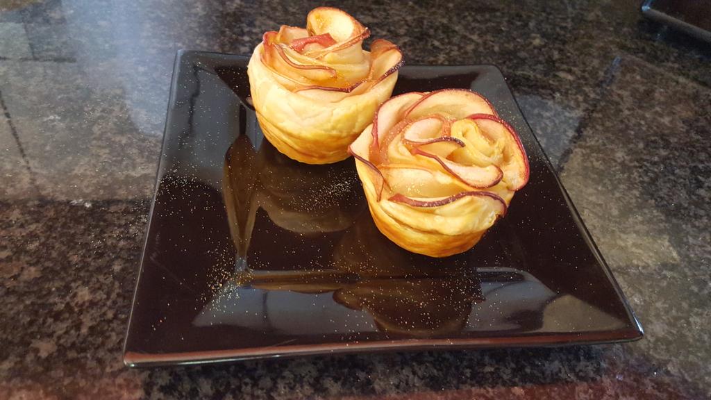 nevlatch's tweet photo. The Apple roses I made on my scopes earlier #LGGotappleandglittercrazy thanks to all who joined xoxoxo https://t.co/QIaVnekV7k