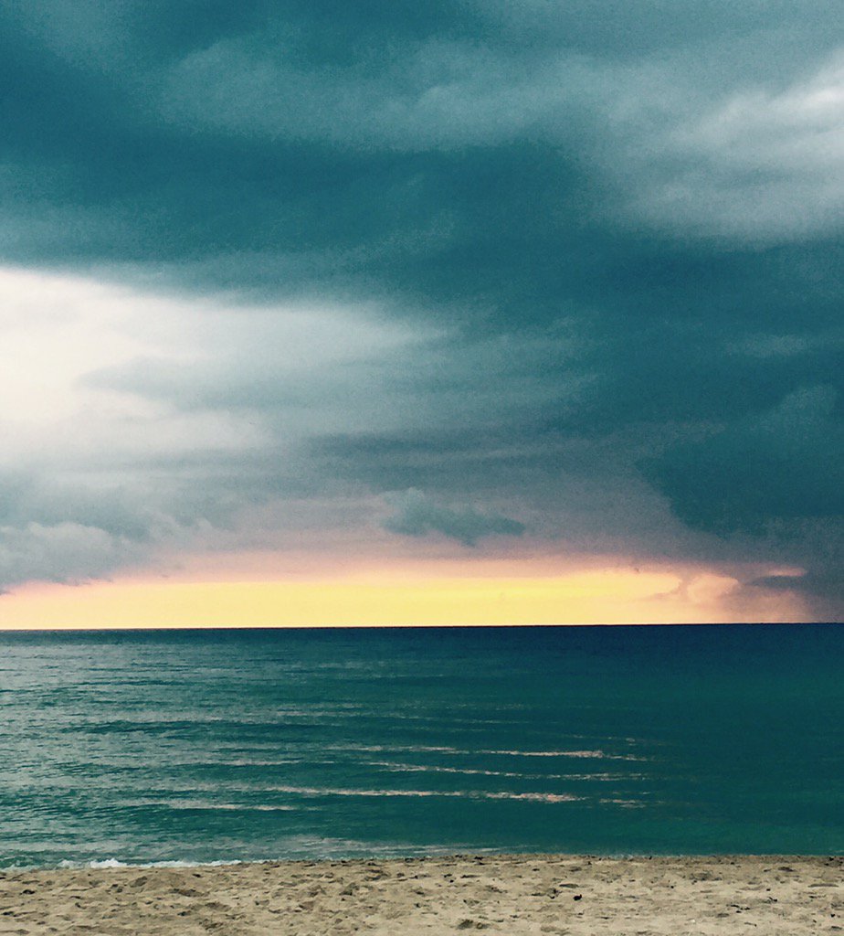 montanertwiter's tweet photo. Hay quien prefiere fijar la atención en la tormenta...otros nos fijamos en el sol... https://t.co/8aSKe8PQFj