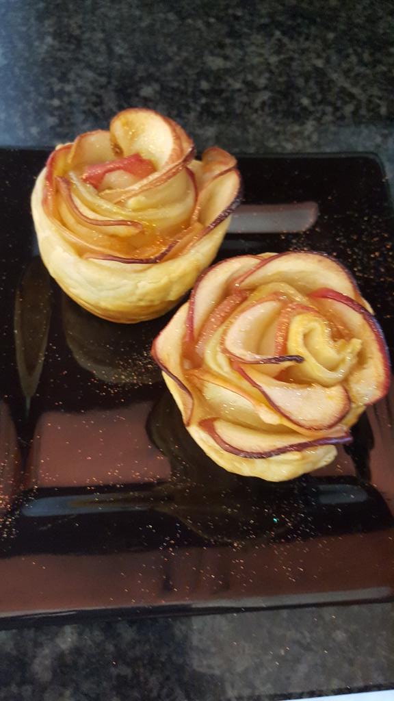 nevlatch's tweet photo. The Apple roses I made on my scopes earlier #LGGotappleandglittercrazy thanks to all who joined xoxoxo https://t.co/QIaVnekV7k