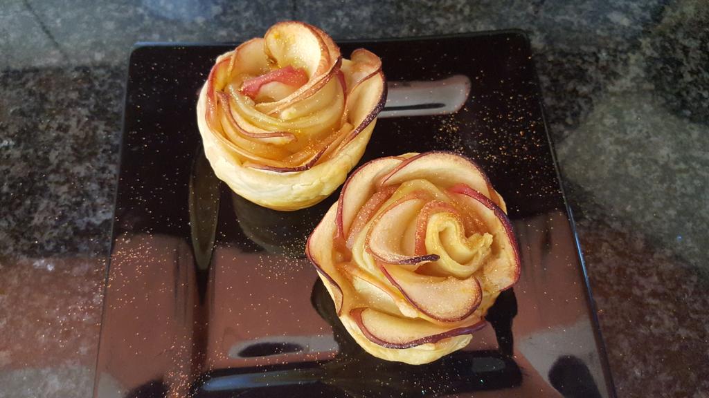nevlatch's tweet photo. The Apple roses I made on my scopes earlier #LGGotappleandglittercrazy thanks to all who joined xoxoxo https://t.co/QIaVnekV7k