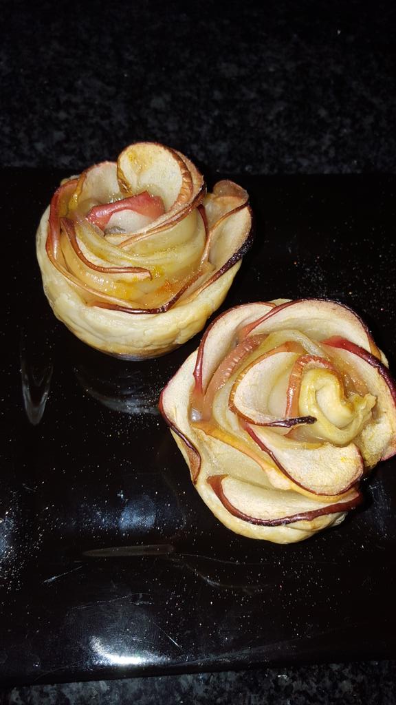 nevlatch's tweet photo. The Apple roses I made on my scopes earlier #LGGotappleandglittercrazy thanks to all who joined xoxoxo https://t.co/QIaVnekV7k