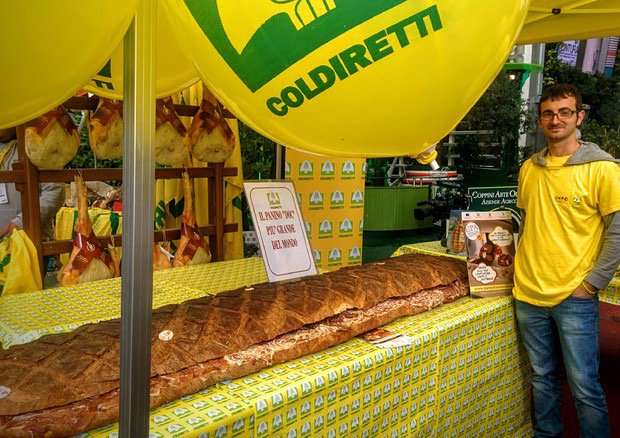 WineNewsIt's tweet photo. #GiornataCarneitaliana @coldiretti: più grande #pagnotta #Altamura mai sfornata (1,5 quintali, 3 metri) e #salumidoc https://t.co/LPqSLdbM0F